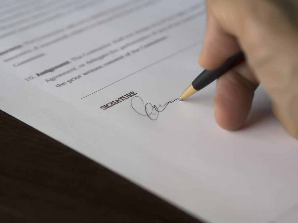 Read more about the article 5 Reasons Why You Should Never Use a Free Contract Template
